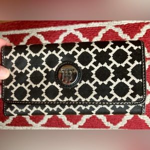 NEW Tommy Hilfiger Wallet